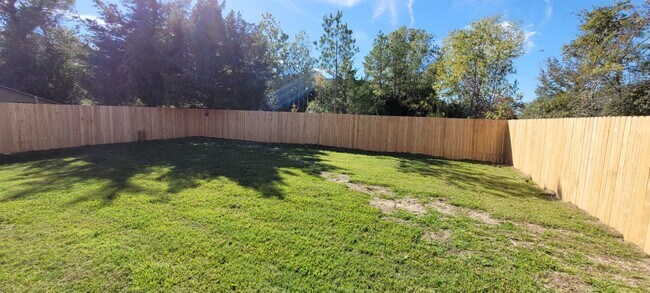 Building Photo - 419 Lazy Ln