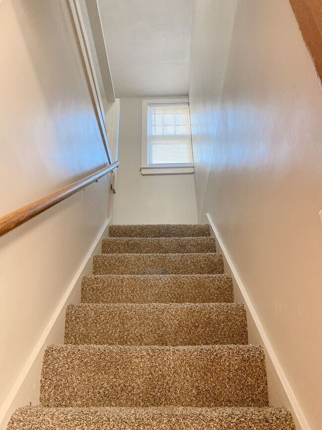 Building Photo - Move-in special. 3 bed 1 bath with a detached garage and large driveway $1250