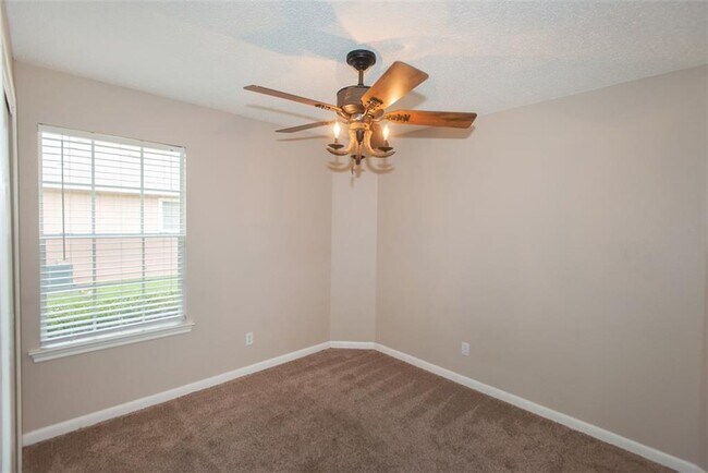 Building Photo - 1812 Hollow Tree Blvd