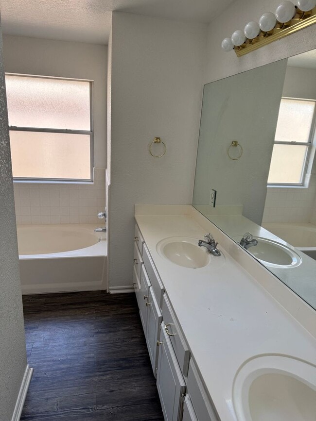 Building Photo - Very nice 3 bed + office, in Berkley Addition in west Norman!