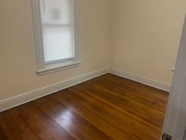 Building Photo - 32 Hazelwood Ave