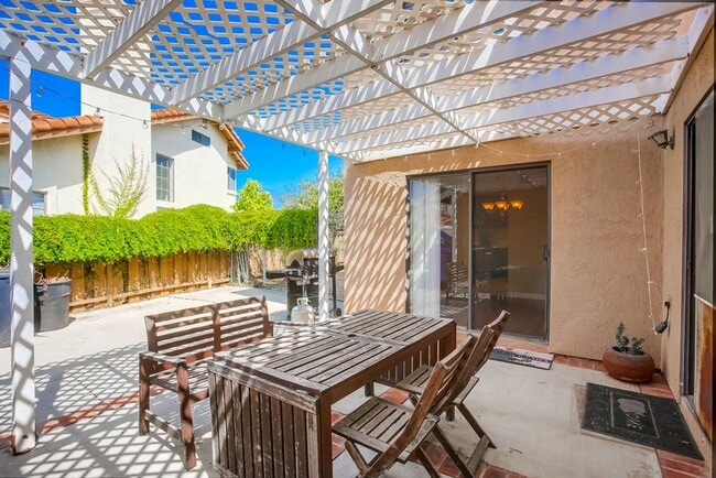 Building Photo - Charming Two Story 3 BR Home Available Mid June!
