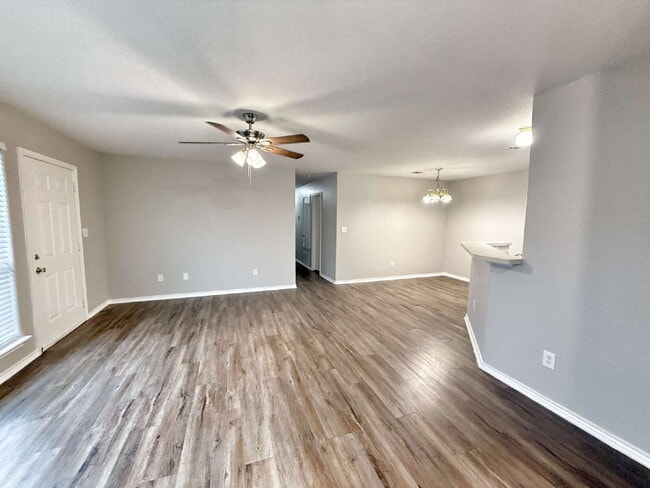 Building Photo - Spacious 3 Bedroom, 2 Bath Duplex with 1-C...
