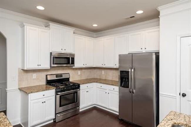Building Photo - Stunning 4/3 Available Now!