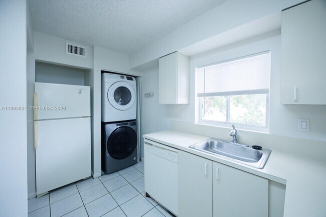 Building Photo - 14920 SW 82nd Ln