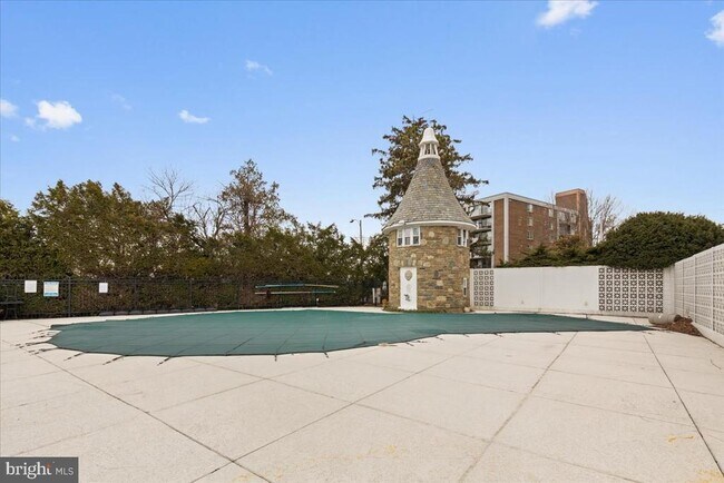 Building Photo - 1301 S Arlington Ridge Rd