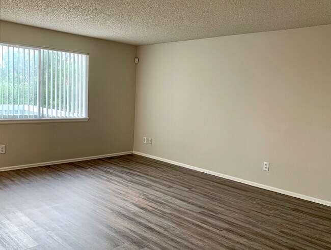 Building Photo - Renovated 4 BR/4BA Home with Large Backyar...
