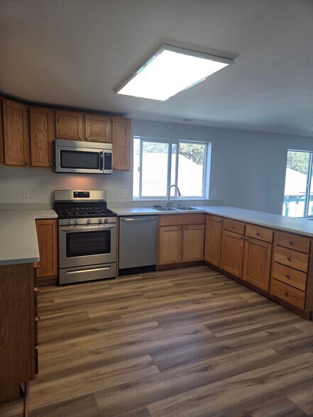 Building Photo - 432 NE Seward Ave