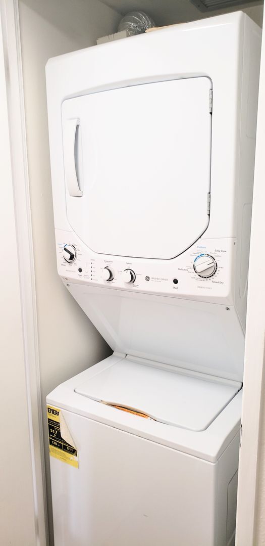 Building Photo - Iolani Court Plaza, Kapiolani, Renovated 1 Bederoom 1 Bathroom 1 Parking Condominium Centrally Lo...