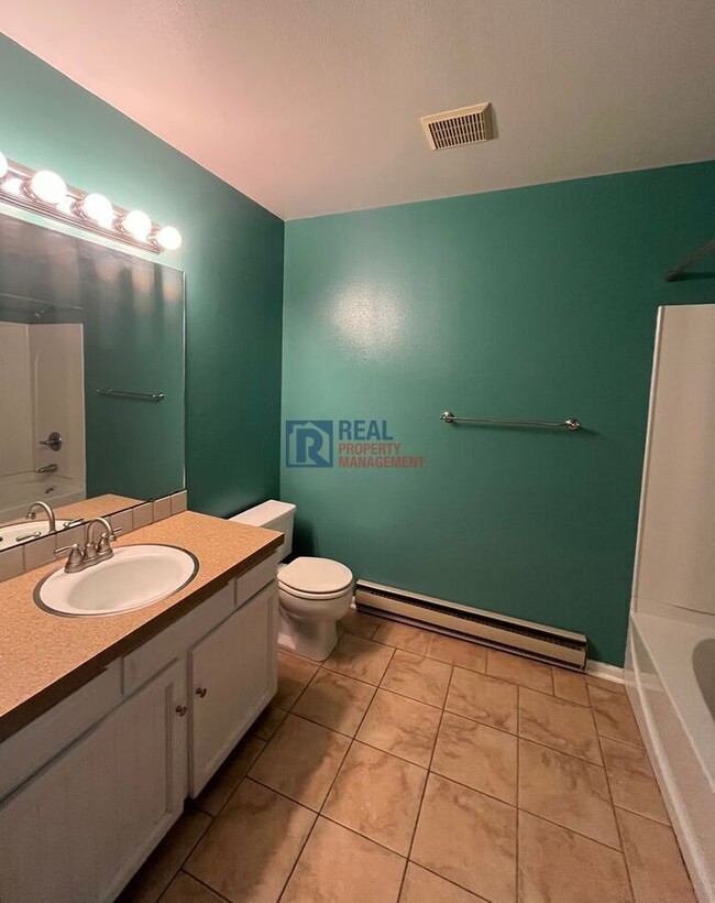 Building Photo - 3207 Camelot Dr