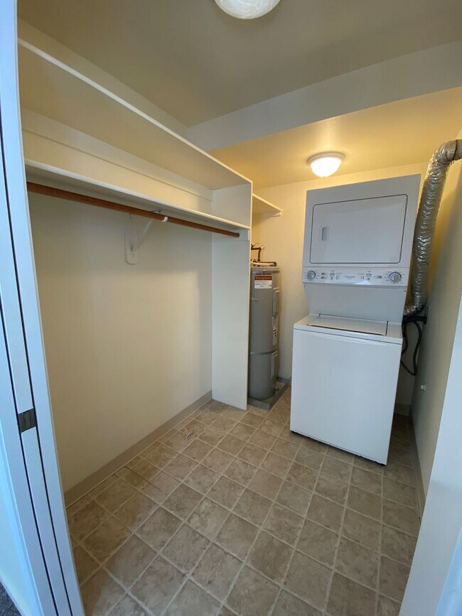 Building Photo - North Gilham Condo
