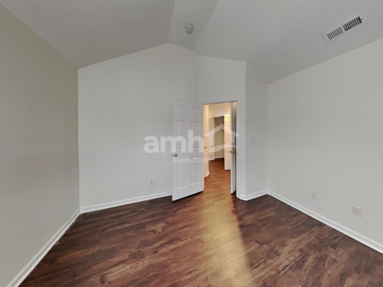 Building Photo - 2521 Fairstone Ave