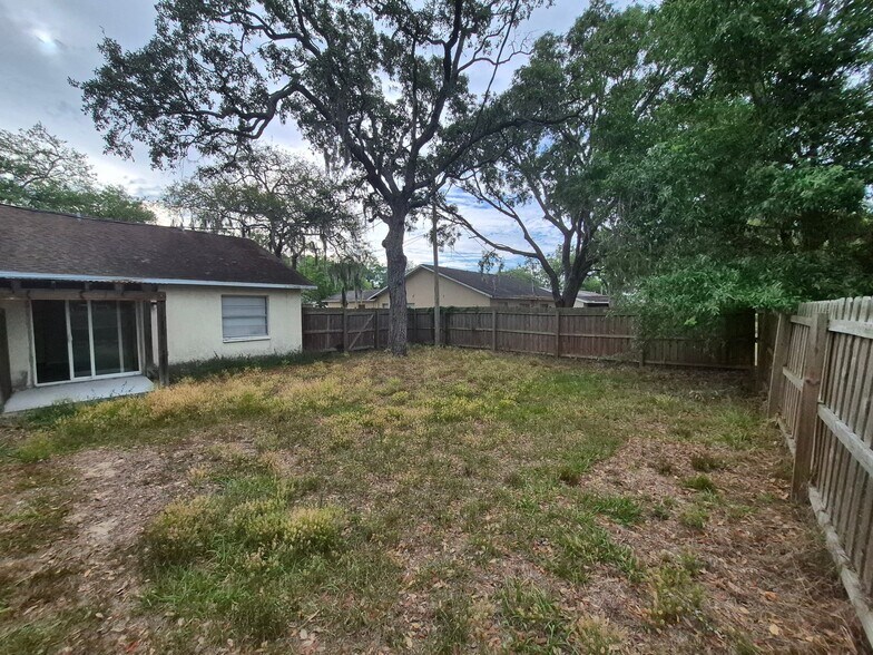 Building Photo - 1305 Markham Ave