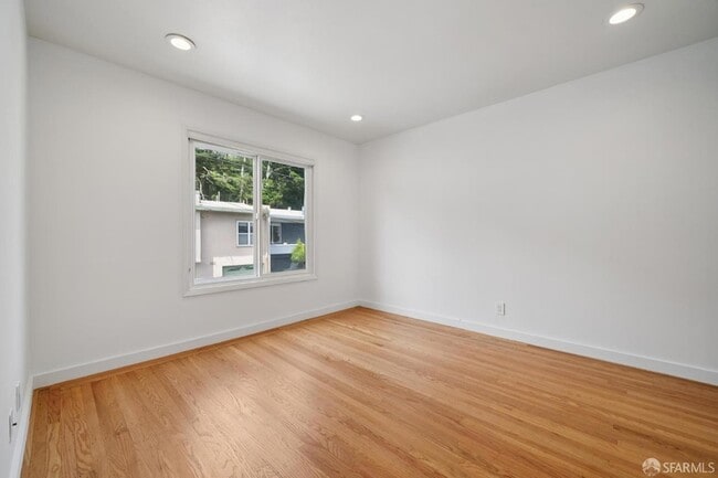 Building Photo - 74 Sunview Dr