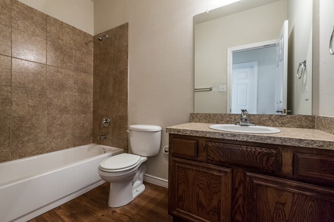 Building Photo - Great 3 bed/2 bath Home Backing onto Holland Park Recreation Area/Trail!!