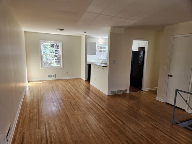 Building Photo - 206 Mason Ave