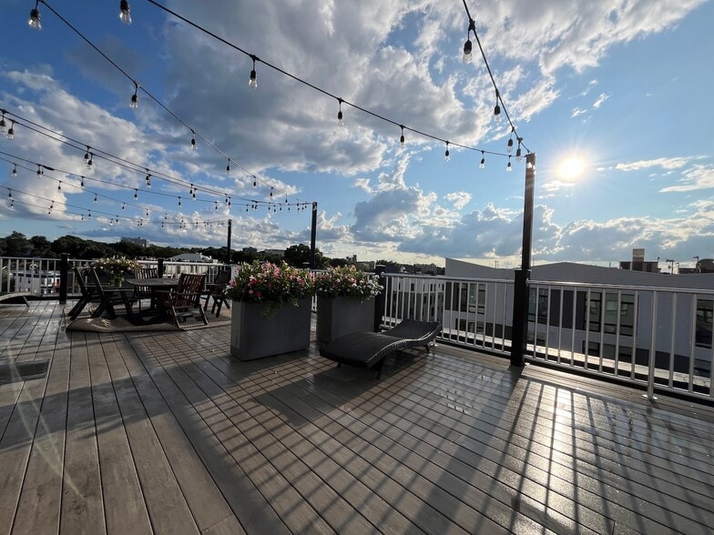 Building Photo - 7 Everett St