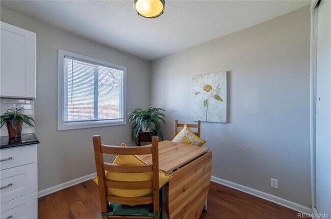Building Photo - Nicely Remodeled 2 bedroom Bungalow.