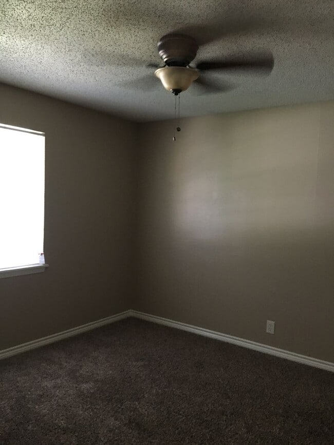 Building Photo - 3/2/2 Fenced Yard and Pet Friendly