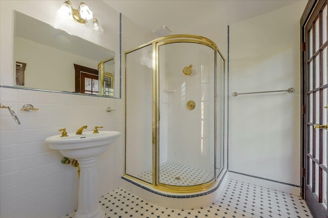 Building Photo - 1525 Cypress Ave