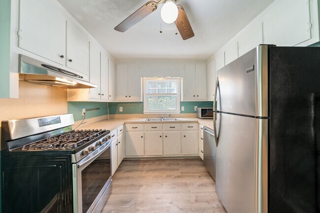 Building Photo - Beautiful 3 Bed 1 Bath Home in Lakewood with Finished Basement Area and Fenced Back Yard!!