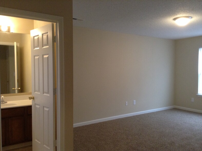 Building Photo - 8039 Red Barn Ct
