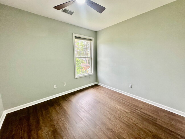 Building Photo - Bright and Airy Three Bedroom Home in Lake...
