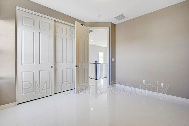 Building Photo - 320 Oakrun Ct