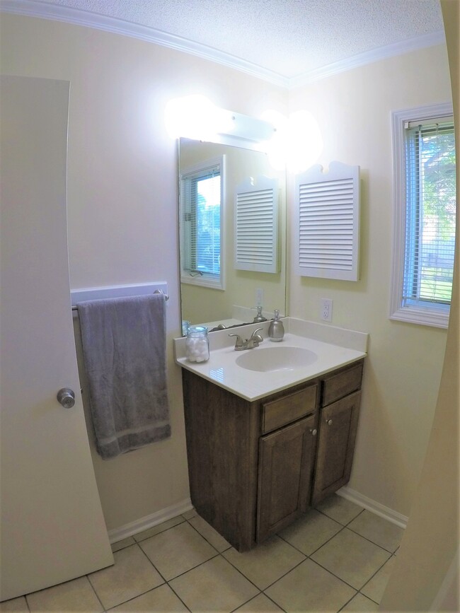 2nd bathroom around the corner from 2nd bedroom - 17 Racquet Club Rd