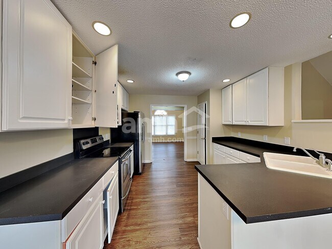 Building Photo - 1728 Victoria Way NW