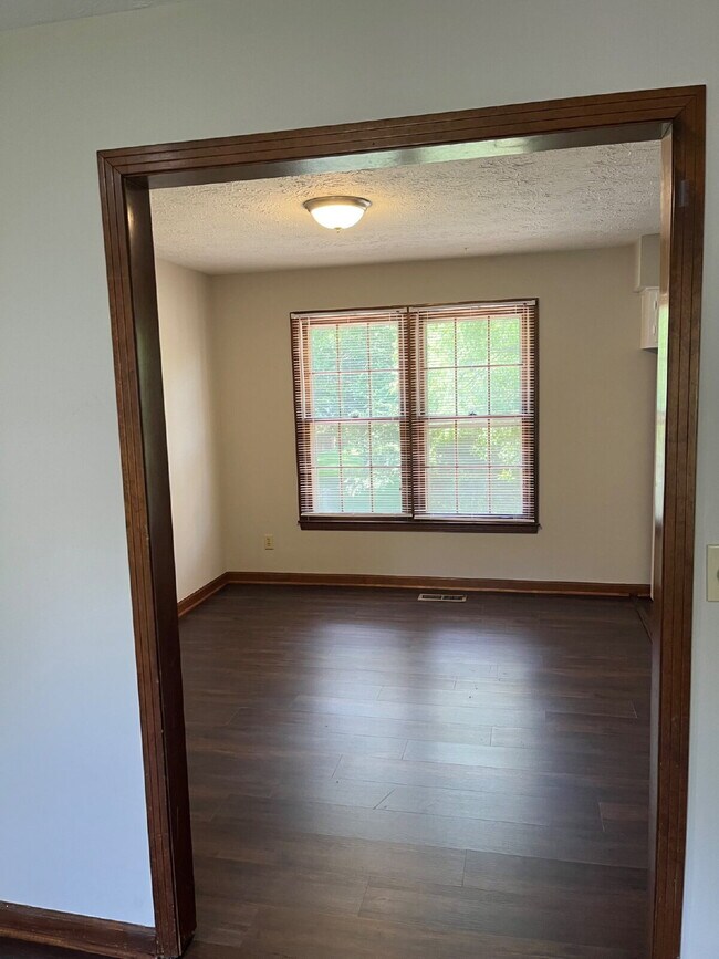 Building Photo - "Charming 3-Bedroom Retreat in Nashville – Spacious 1,149 Sq Ft with 1.5 Baths!"