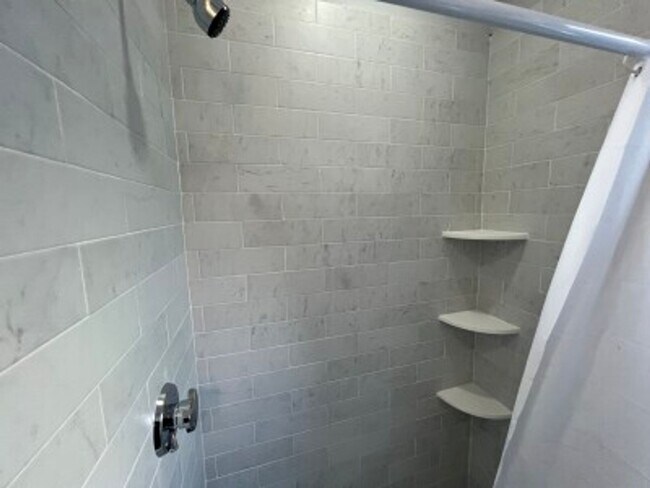 Building Photo - Beautiful Porter/Harvard 2 bedroom apartme...