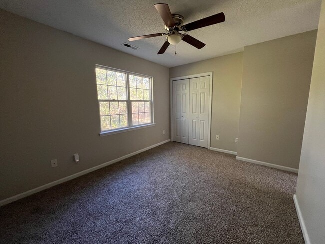 Building Photo - Beautiful 2 bedroom 2.5 bath town home loc...