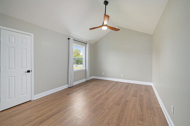 Building Photo - Updated 3BR/2BA in Great Location: Available Now