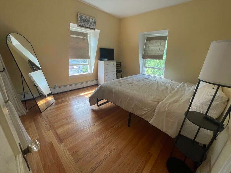 Bedroom 1 - 54 Allen St