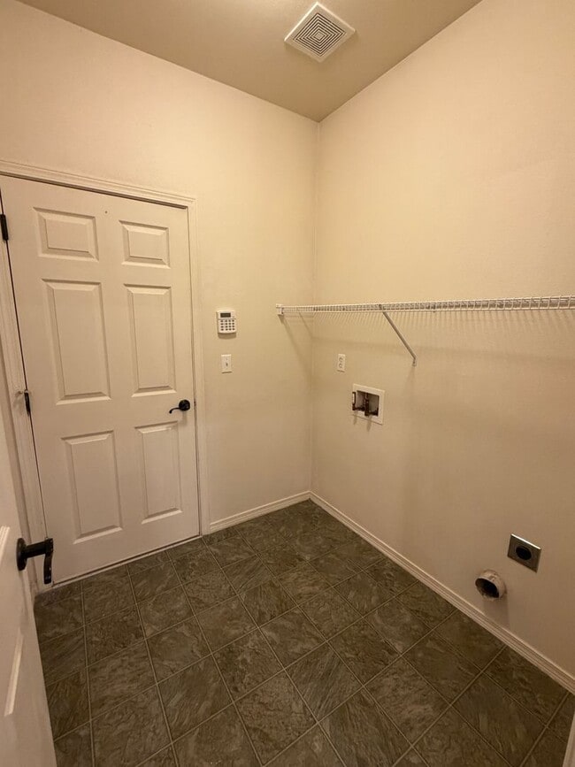 Building Photo - 4244 Edgewater Blvd NE