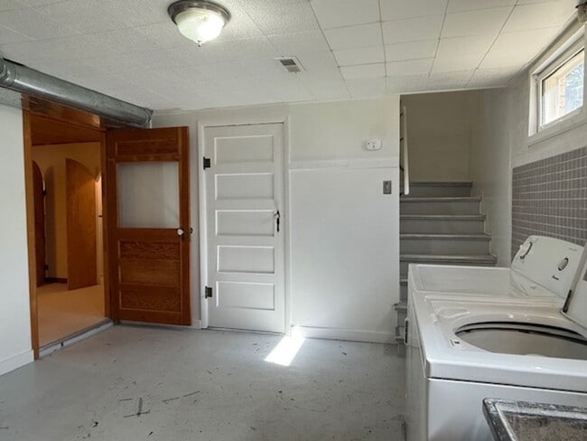 Building Photo - House For Lease