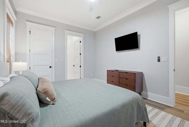 Building Photo - Fully furnished brand new home with garage!