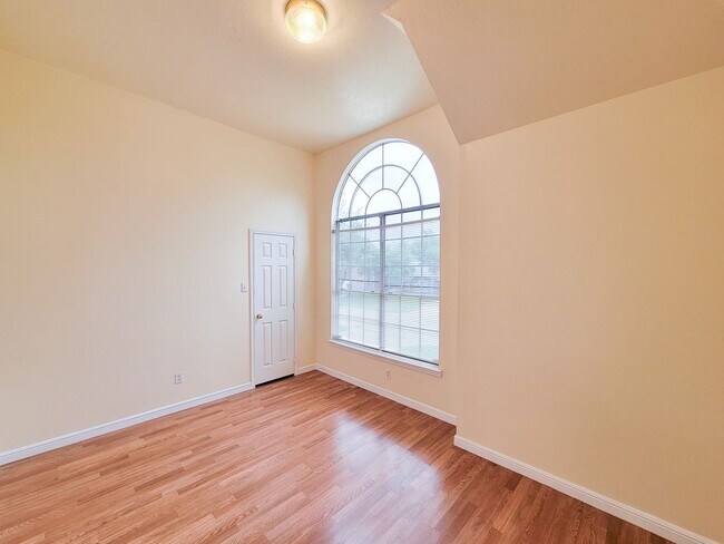 Building Photo - NICE CLEAN HOME. FORMAL LIVING DINING , DEN, BIG KITCHEN WITH BRAKFAST ROOM. TILE FLOOR IN KITCHE...