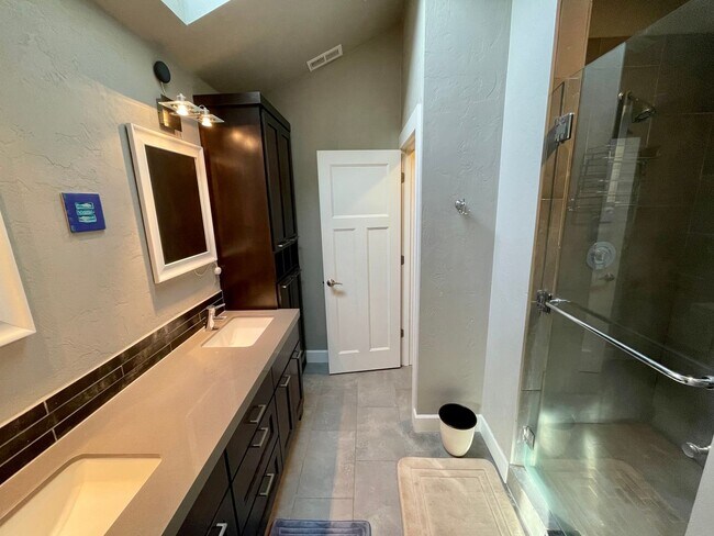 Building Photo - Modern 2 Bedroom, 2.5 Bathroom Bi-Level Du...