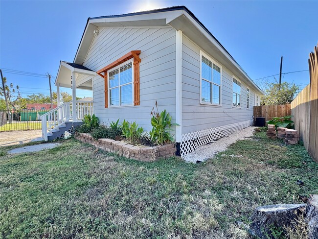 Building Photo - 303 Enid St