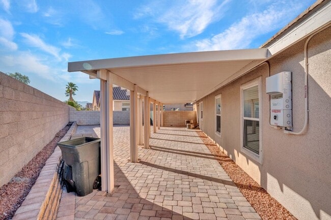 Building Photo - 4 bed, 2.5 bath single-story home in the g...