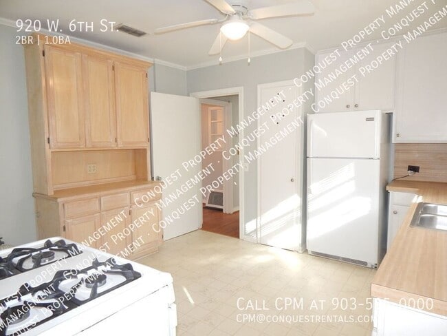 Building Photo - 920 W 6th St