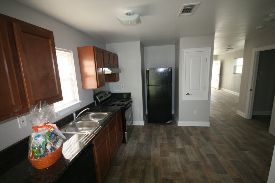 Building Photo - 722 16th St