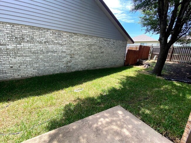 Building Photo - 6814 Flaming Ridge Dr