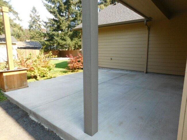 Building Photo - 3Bd/2Ba Single Story Home - Available Soon!