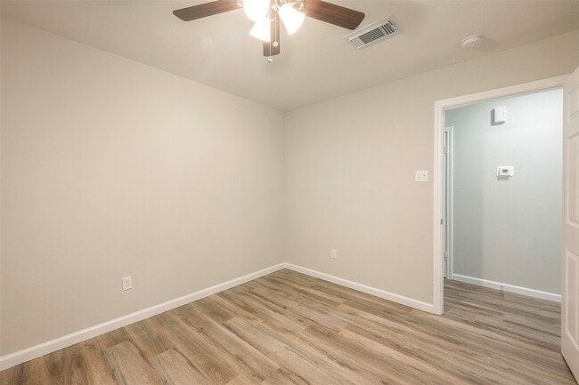 Building Photo - 5755 Heron Dr