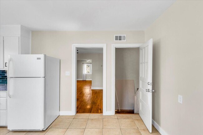 Building Photo - 2 bedroom off of Historic Victory Drive and minutes from Daffin Park