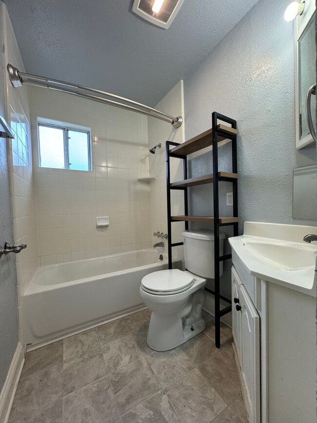 Building Photo - Charming Spacious 3-Bedroom, 1-Bathroom Ho...