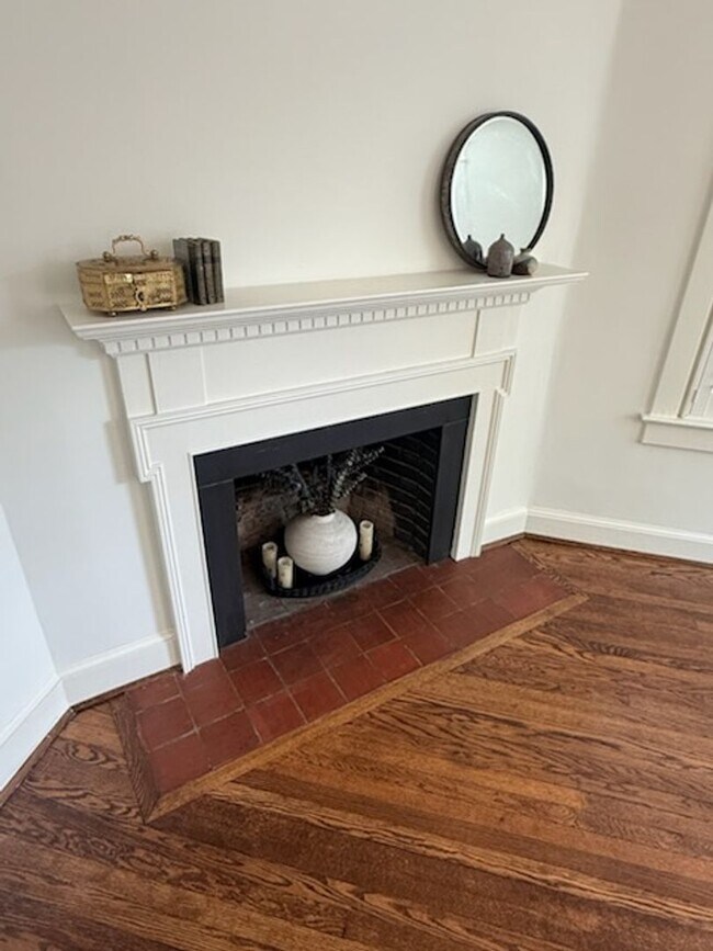Building Photo - *DREAM LOCATION* 6BR Completely Renovated Duplex